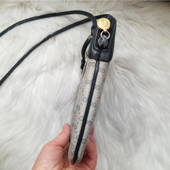 Authentic Vintage Gucci Crossbody Clutch Bag - Picture 4 of 11